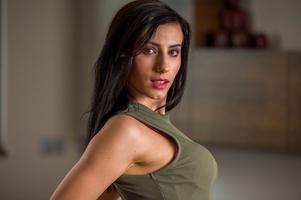 18P La brune salope Nelly Kent enlève sa robe courte pour exposer ses petits seins