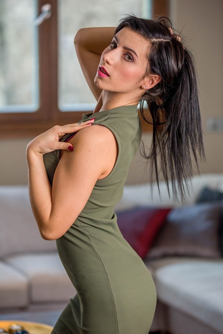 18P La brune salope Nelly Kent enlève sa robe courte pour exposer ses petits seins