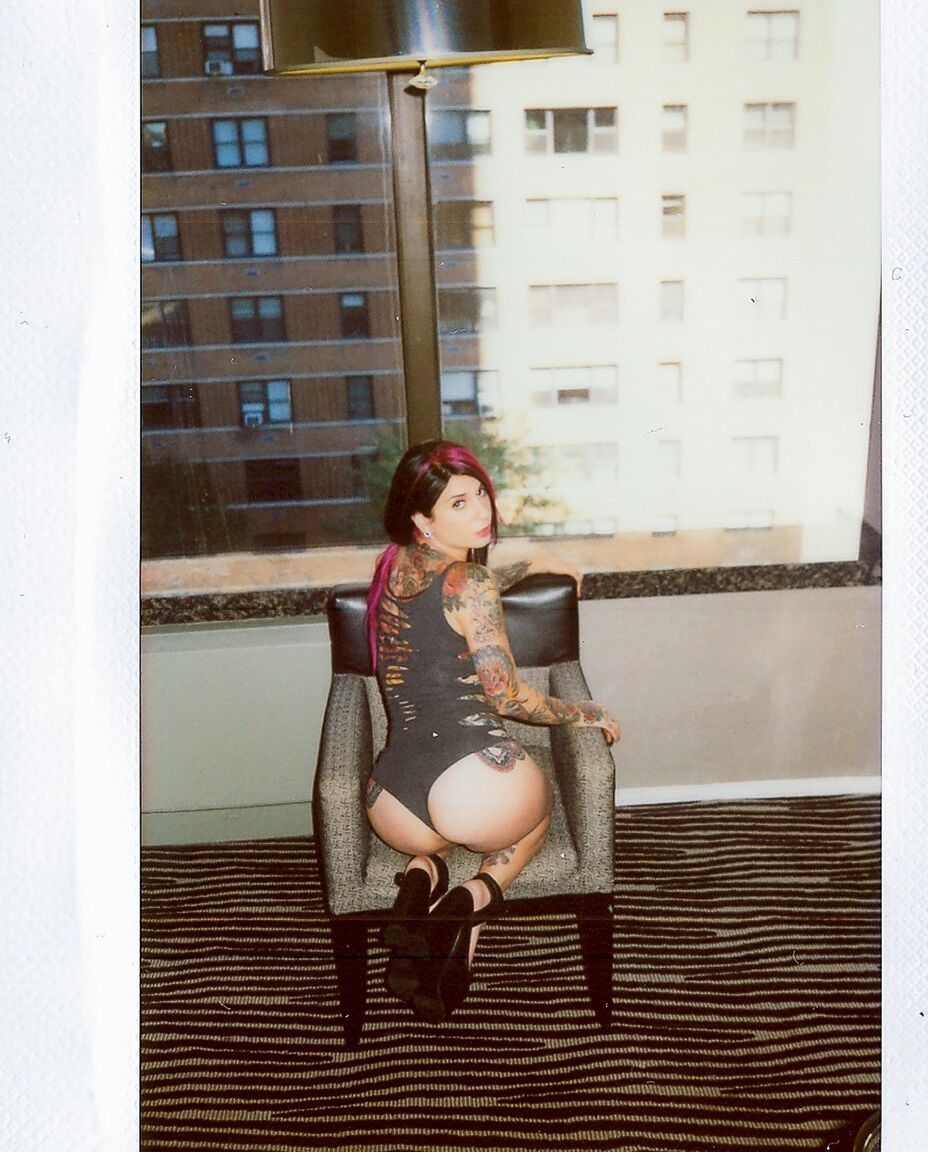 15P Mulher tatuada Joanna Angel remove macacão revelador com cortinas abertas