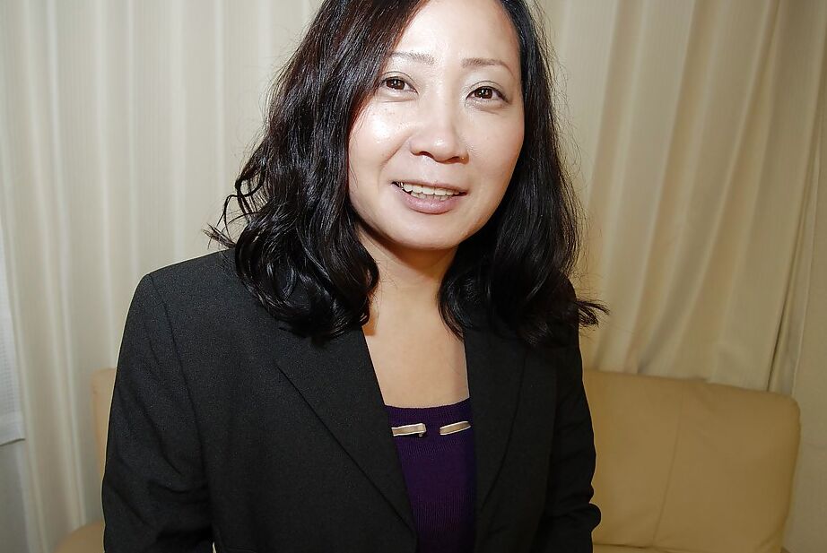 16P Schüchterne asiatische MILF mit kleinen Titten zieht sich aus und spielt Spaß mit der Muschi