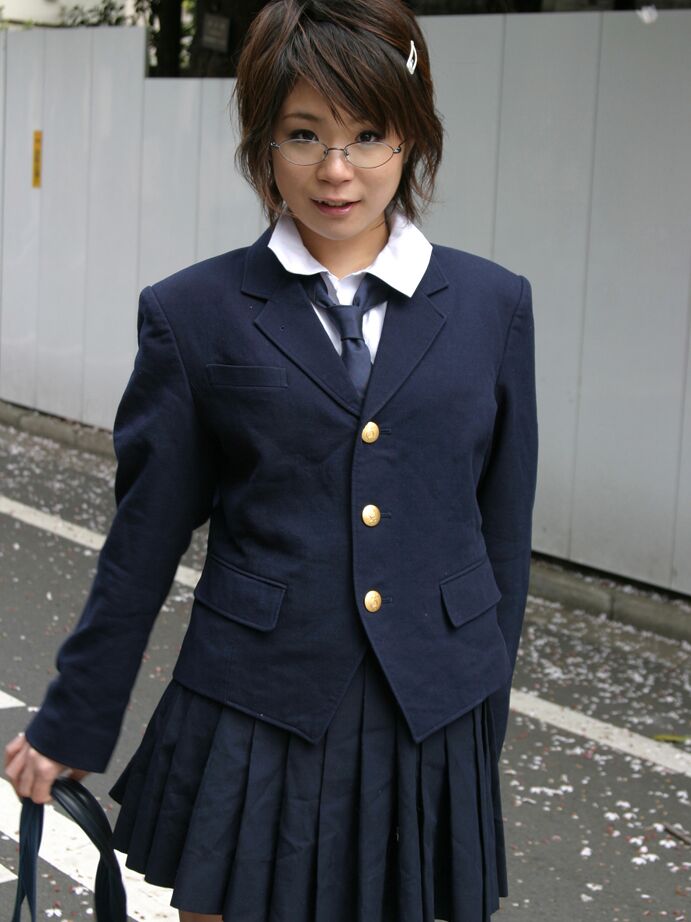 12P A estudante asiática Mayu Yamaguchi mostra seus peitos gostosos e é fodida