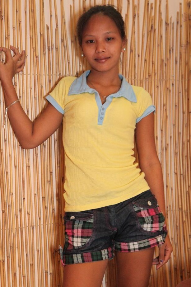 21P La douce Philippine Danica se déshabille et montre sa délicieuse chatte et ses petits seins.