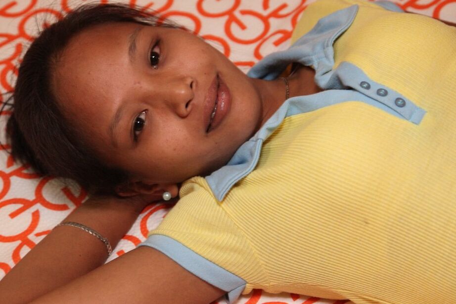 21P La douce Philippine Danica se déshabille et montre sa délicieuse chatte et ses petits seins.