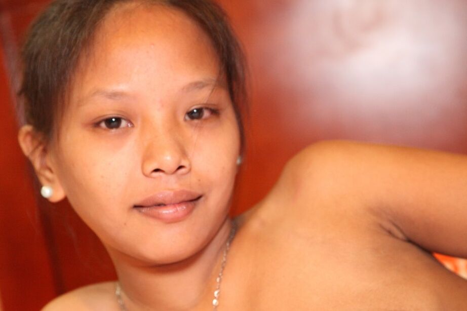 21P La douce Philippine Danica se déshabille et montre sa délicieuse chatte et ses petits seins.