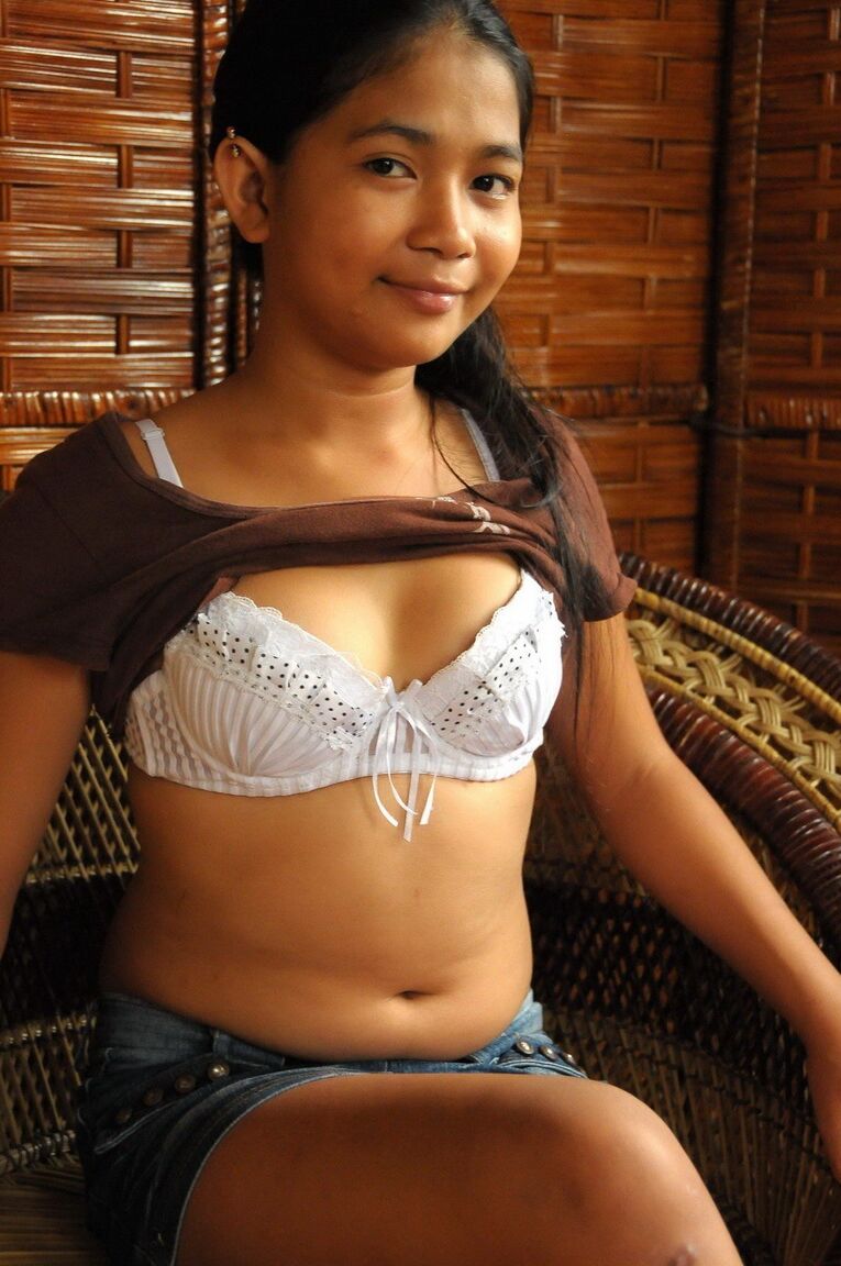 12P Jovem asiática tira a roupa e se masturba dentro de um bordel famoso