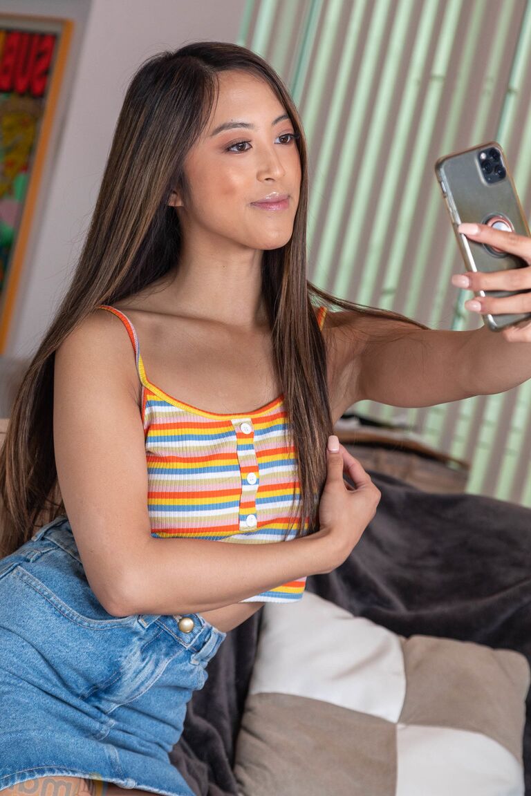 16P Doce garota asiática tira uma selfie antes de uma punheta e gozada facial