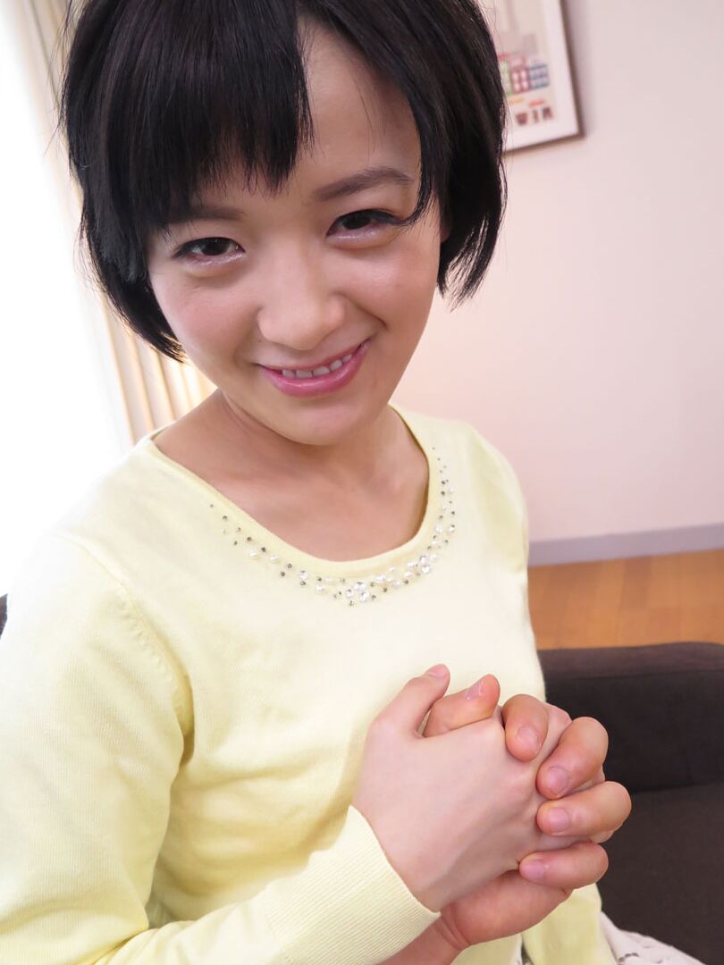 21P Mulher asiática Mari Haneda expõe seu corpo e monta um dong na cama