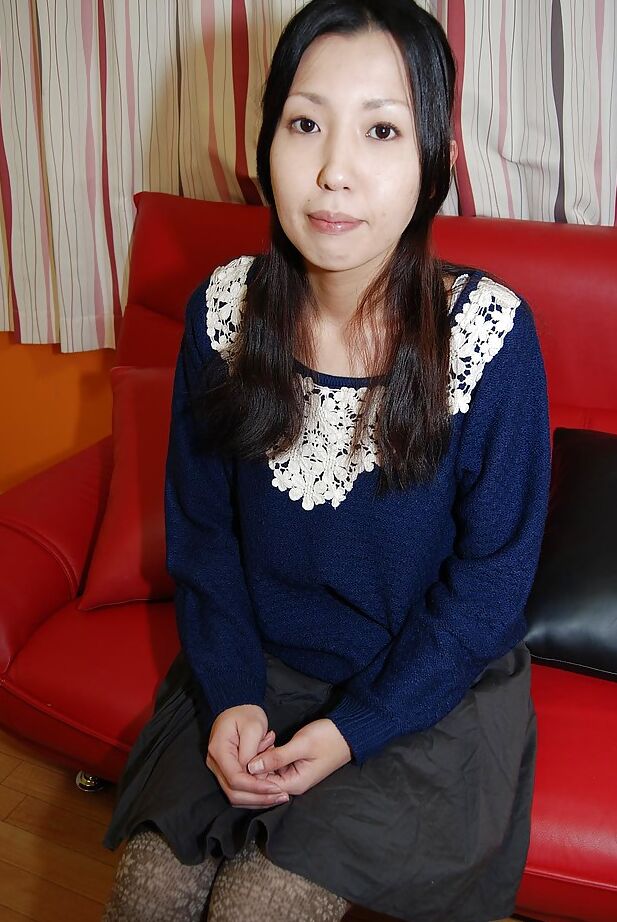 16P ブルネットのアジア人美女中里ゆいが彼女の小さなおっぱいを披露
