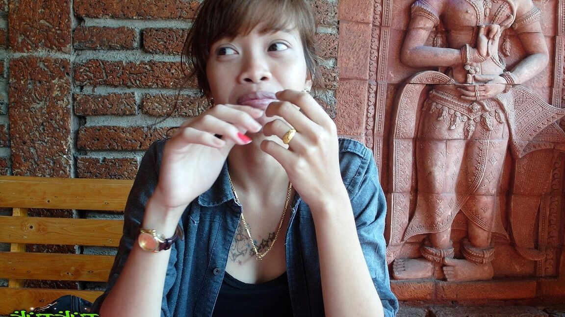 21P Petite Asian teen Mai fica nua na cama