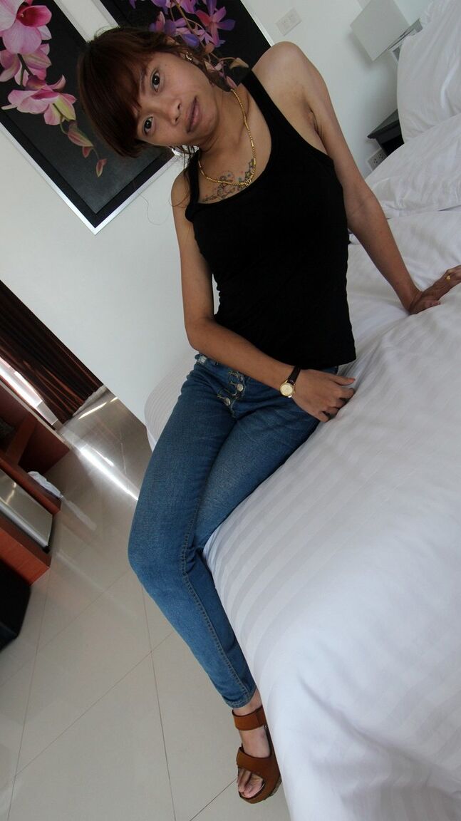 21P Petite Asian teen Mai fica nua na cama