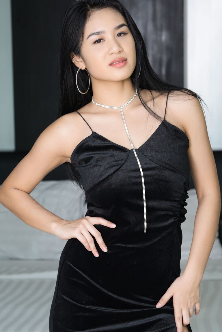20P La tetona belleza morena Kahlisa mostrando su atractivo coño peludo de cerca