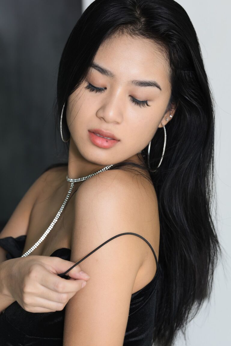 20P La tetona belleza morena Kahlisa mostrando su atractivo coño peludo de cerca