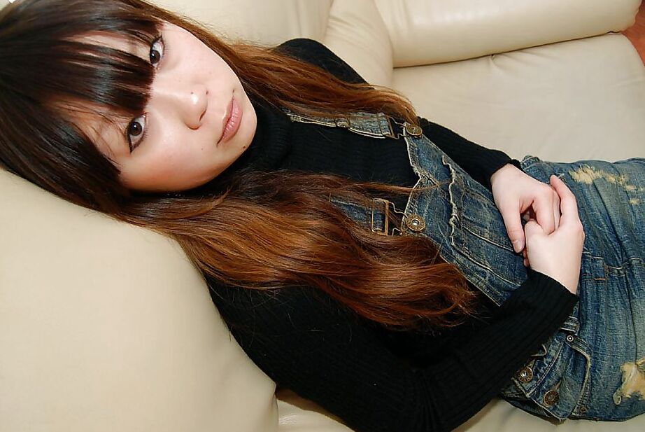 16P A adolescente asiática Manami Igawa se despindo e demonstrando sua fenda suculenta