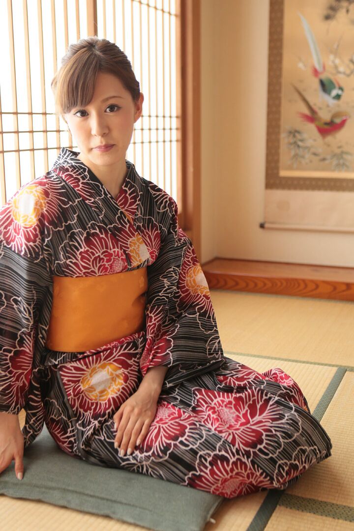 20P La brune asiatique Ruri Tachibana se prend une bite après avoir perdu sa robe