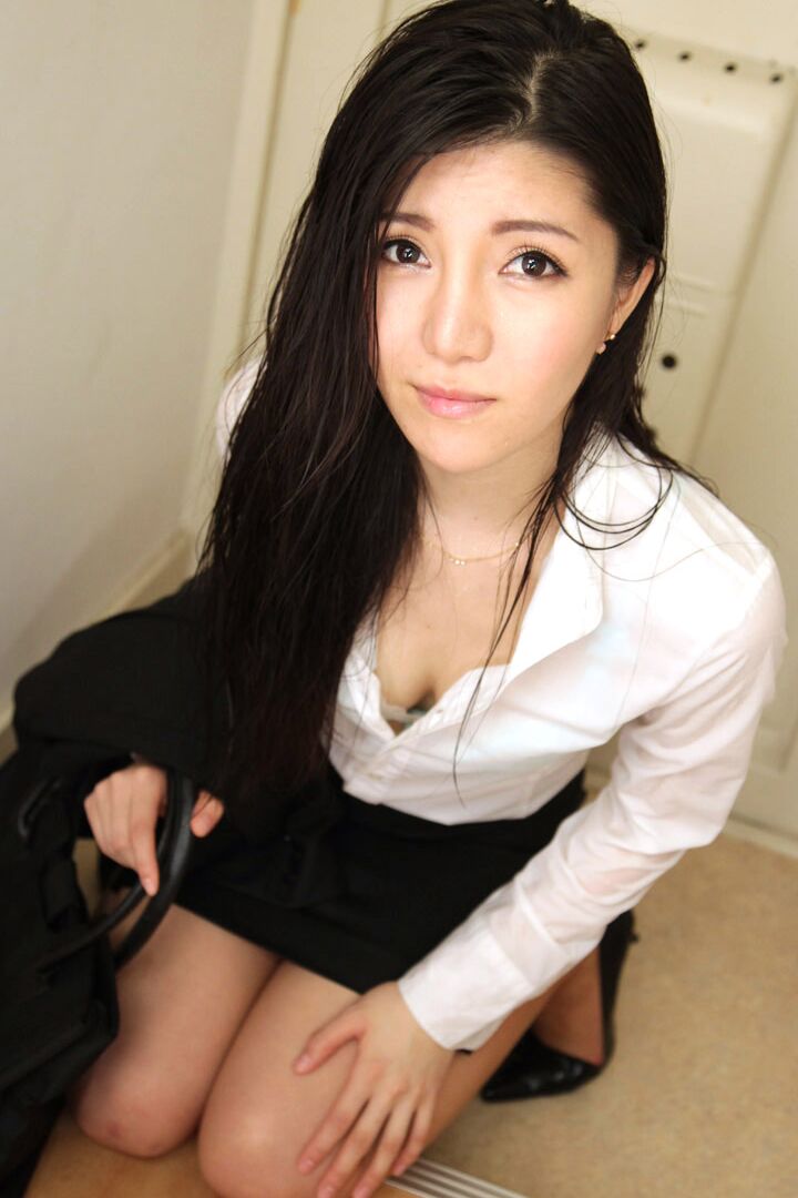 20P Die heiße, schlanke Asiatin Shizuku Iori genießt nach der Arbeit wilden Sex mit ihrem Mann
