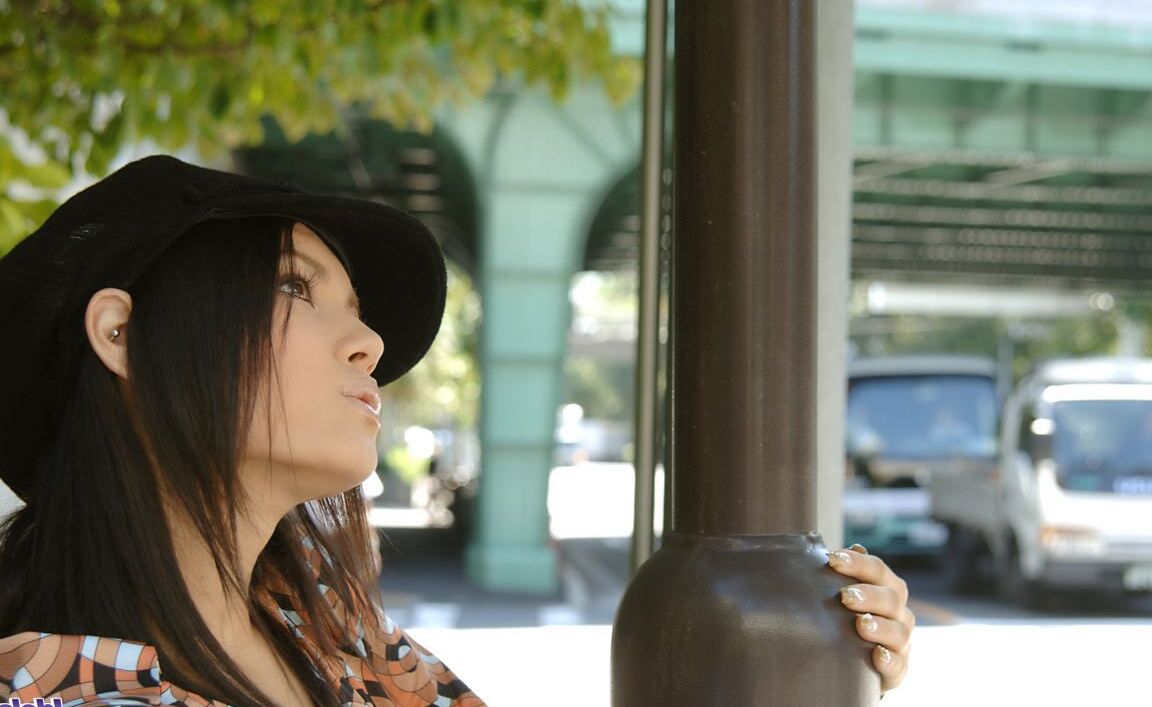 Die 16-jährige asiatische Schönheit Maria Ozawa nimmt bei Solo-Action verführerische Nacktposen ein