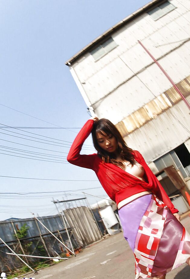 14P La tierna adolescente asiática Hikaru Koto mostrando sus pequeñas tetas en un lugar público