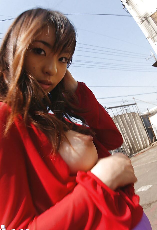 14P La tierna adolescente asiática Hikaru Koto mostrando sus pequeñas tetas en un lugar público