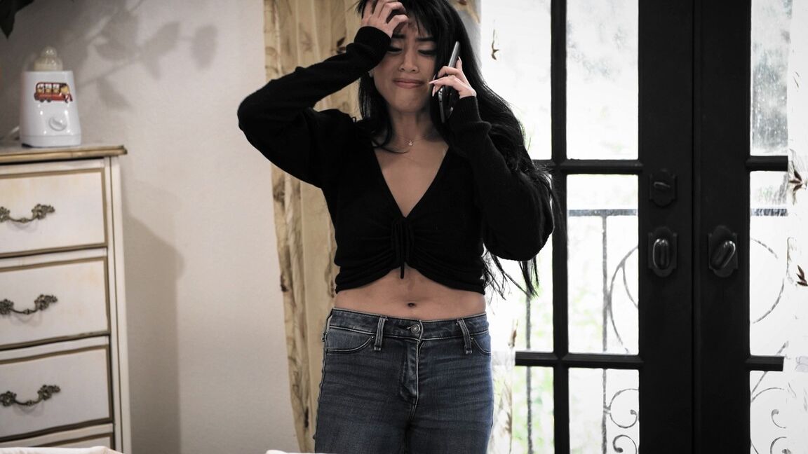 15P La adolescente asiática Ember Snow gotea esperma de su coño afeitado después de una follada