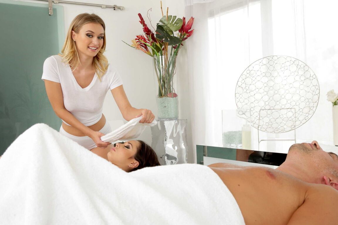 21P Massagista loira Natalia Starr se envolve em trio anal durante massagem para casais
