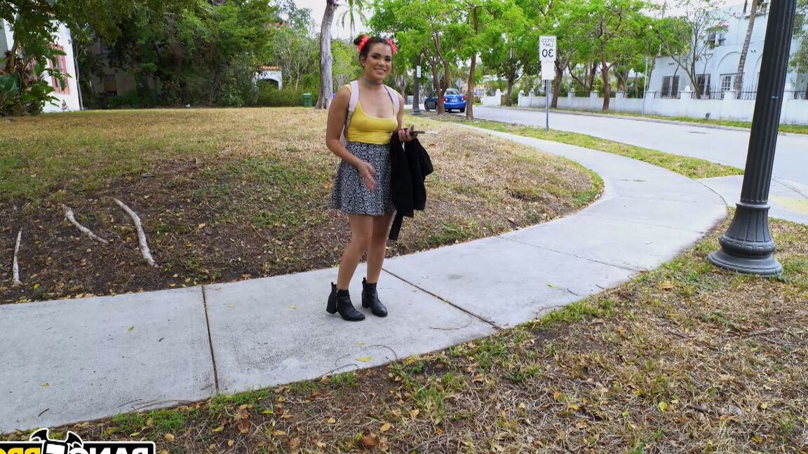 21P A adolescente morena gostosa Keilani Kita paga uma corrida de táxi com sexo hardcore