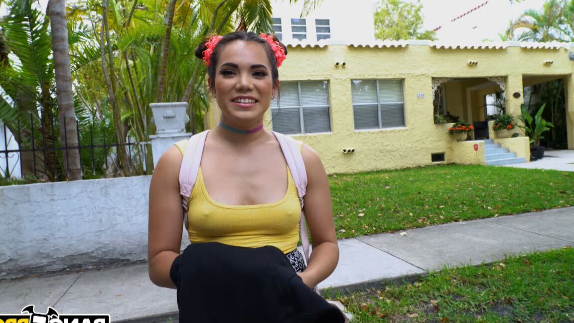 21P A adolescente morena gostosa Keilani Kita paga uma corrida de táxi com sexo hardcore