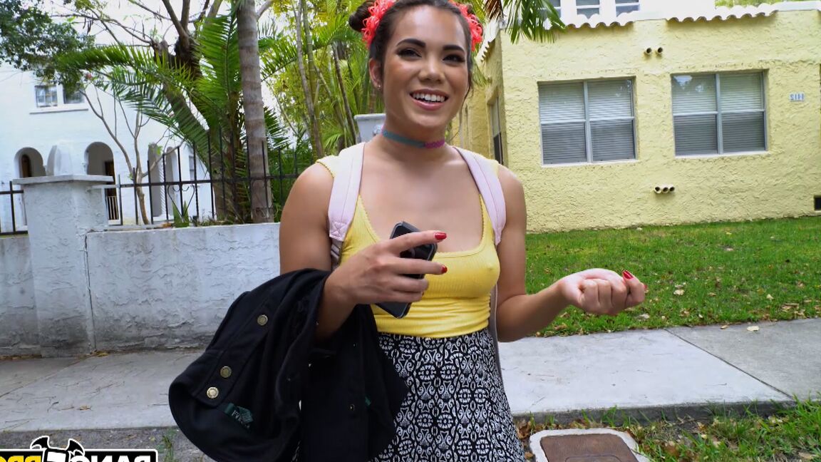 21P A adolescente morena gostosa Keilani Kita paga uma corrida de táxi com sexo hardcore