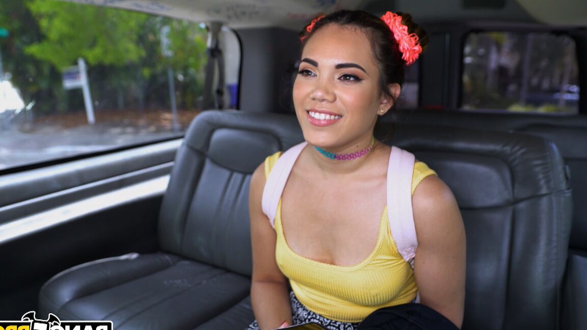 21P A adolescente morena gostosa Keilani Kita paga uma corrida de táxi com sexo hardcore