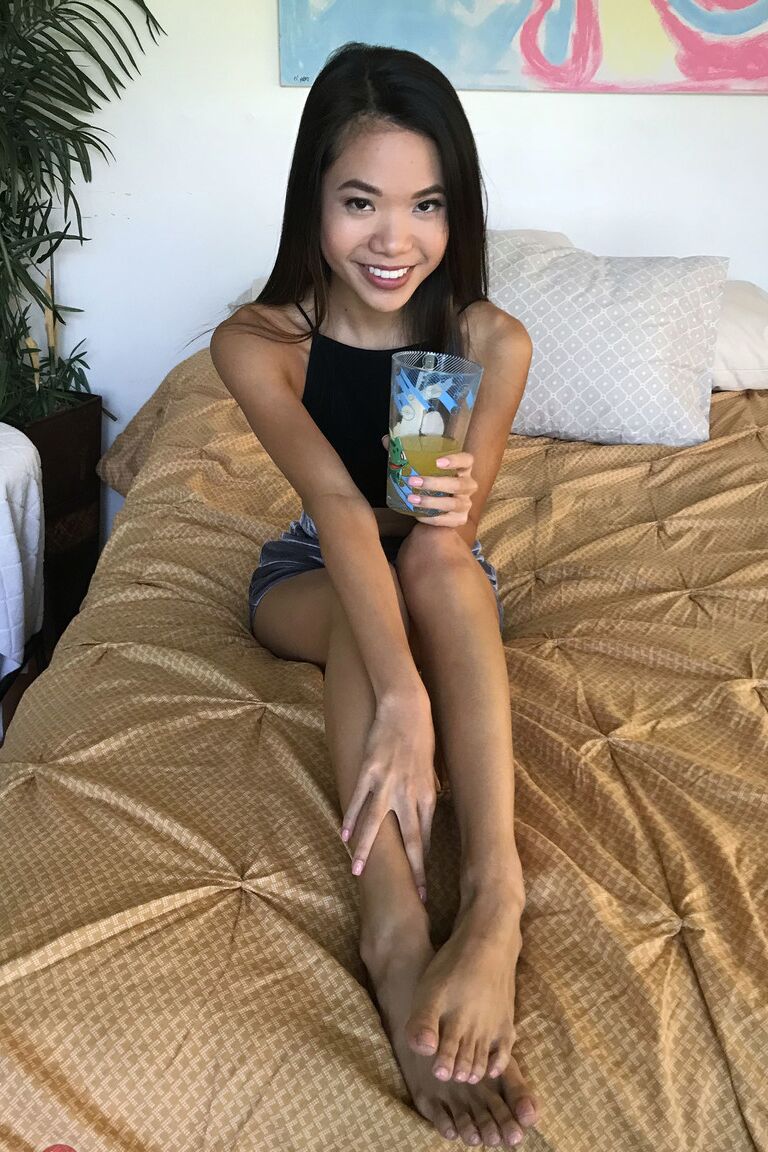 21P La adorable adolescente asiática Vina Sky hace alarde de su cuerpo caliente en su compilación personal