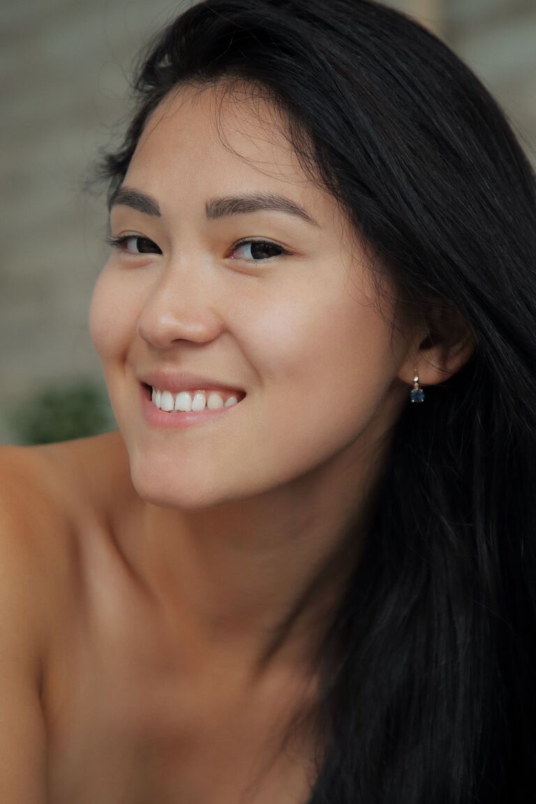 21P Kimiko, une adolescente aux cheveux longs, se déshabille pour montrer son joli corps dans la chambre.