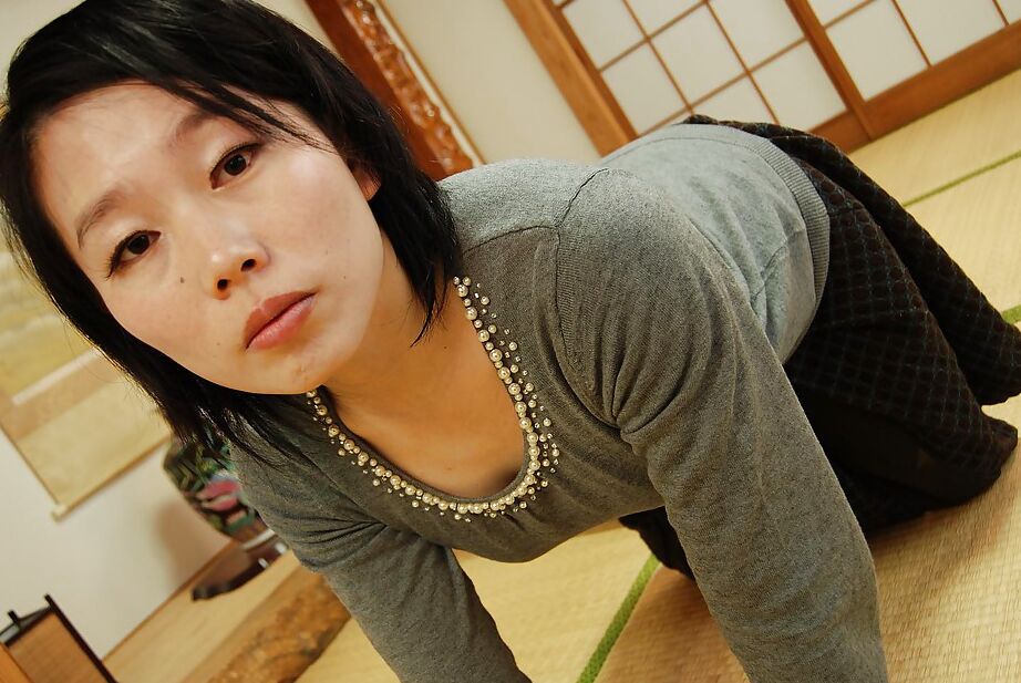 16P Die erregende asiatische MILF Mami Osumi öffnet ihr haariges Reich der Nässe