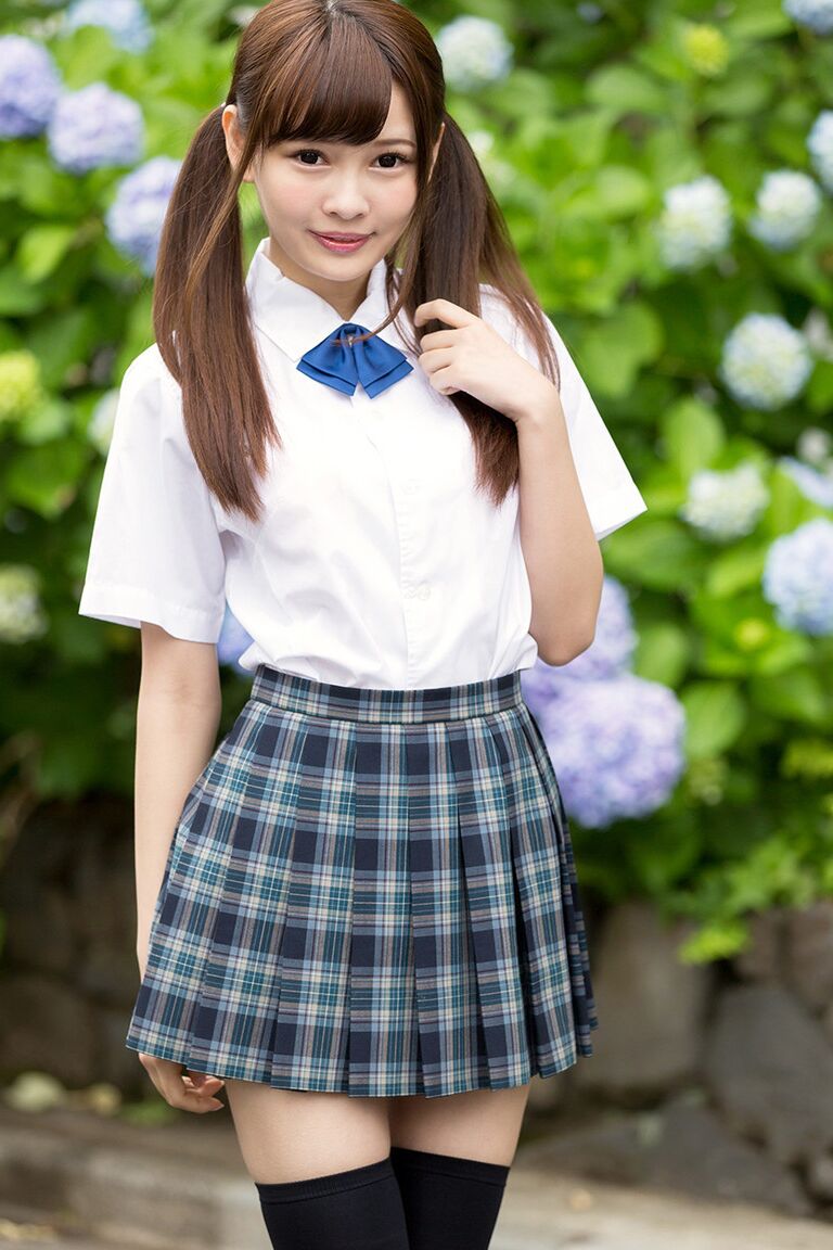 16P Cutie colegiala japonesa con coletas muestra el culo desnudo sin bragas bajo la falda