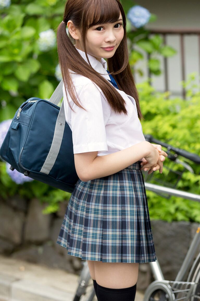 16P Cutie colegiala japonesa con coletas muestra el culo desnudo sin bragas bajo la falda