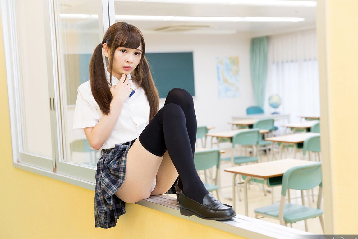 16P Cutie colegiala japonesa con coletas muestra el culo desnudo sin bragas bajo la falda
