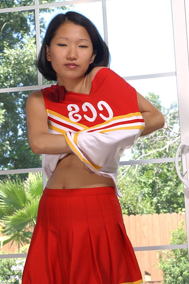 16P Maxine amadora coreana perdendo grandes peitos naturais do uniforme de líder de torcida