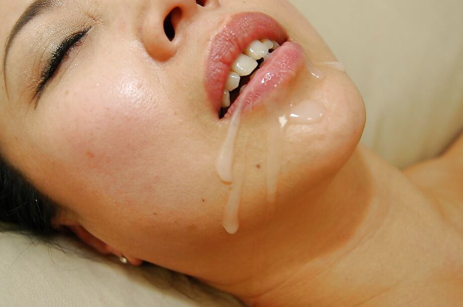 16P Asiática MILF Naoko Yamaguchi é fodida e leva uma gozada no queixo