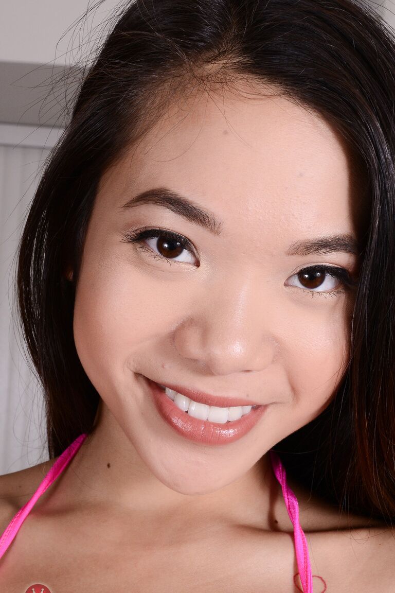 21P La petite adolescente asiatique Vina Sky se déshabille et écarte son innocent vagin chauve.