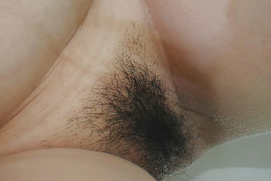 16P Mollige asiatische MILF mit haariger Muschi Norie Shibamura beim Duschen und Baden