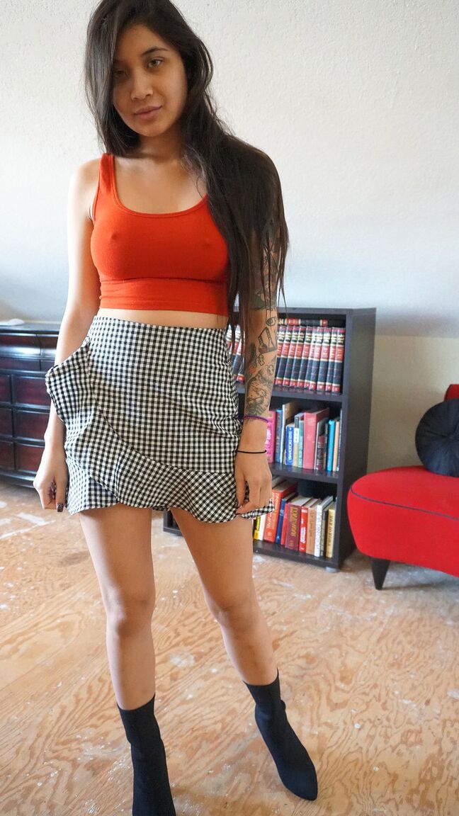 17P La caliente colegiala asiática Brenna Sparks descubre sus tetas falsas al aire libre