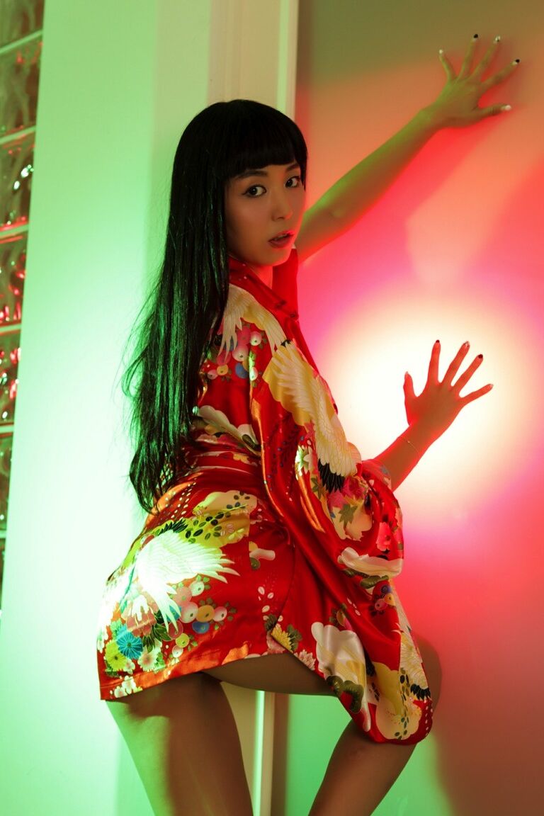 La beauté japonaise 12P Marica Hase travaille sans robe orientale pour des poses nues torrides