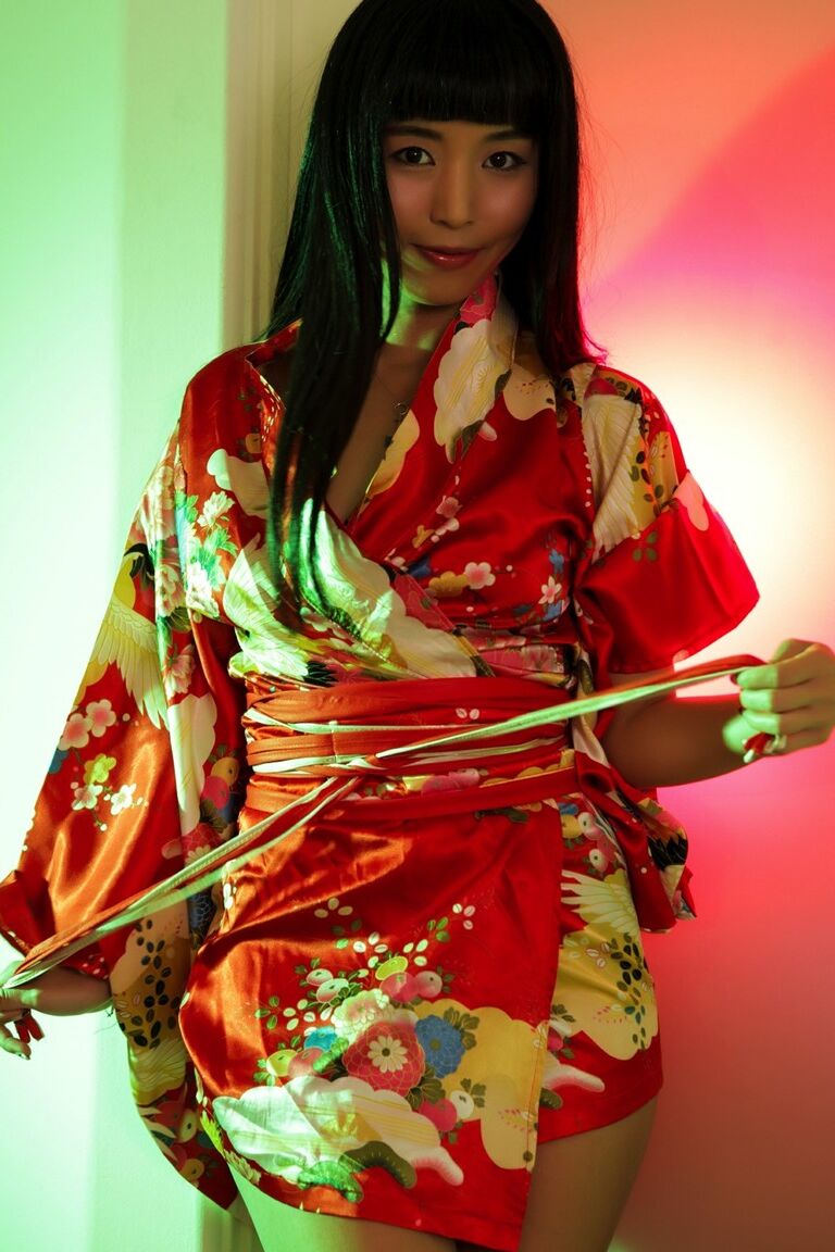 La beauté japonaise 12P Marica Hase travaille sans robe orientale pour des poses nues torrides