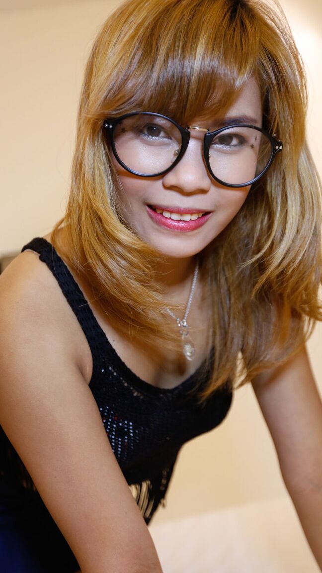 20P Nerdy Thai Babe An prend joyeusement une bite bien raide dans sa chatte poilue serrée