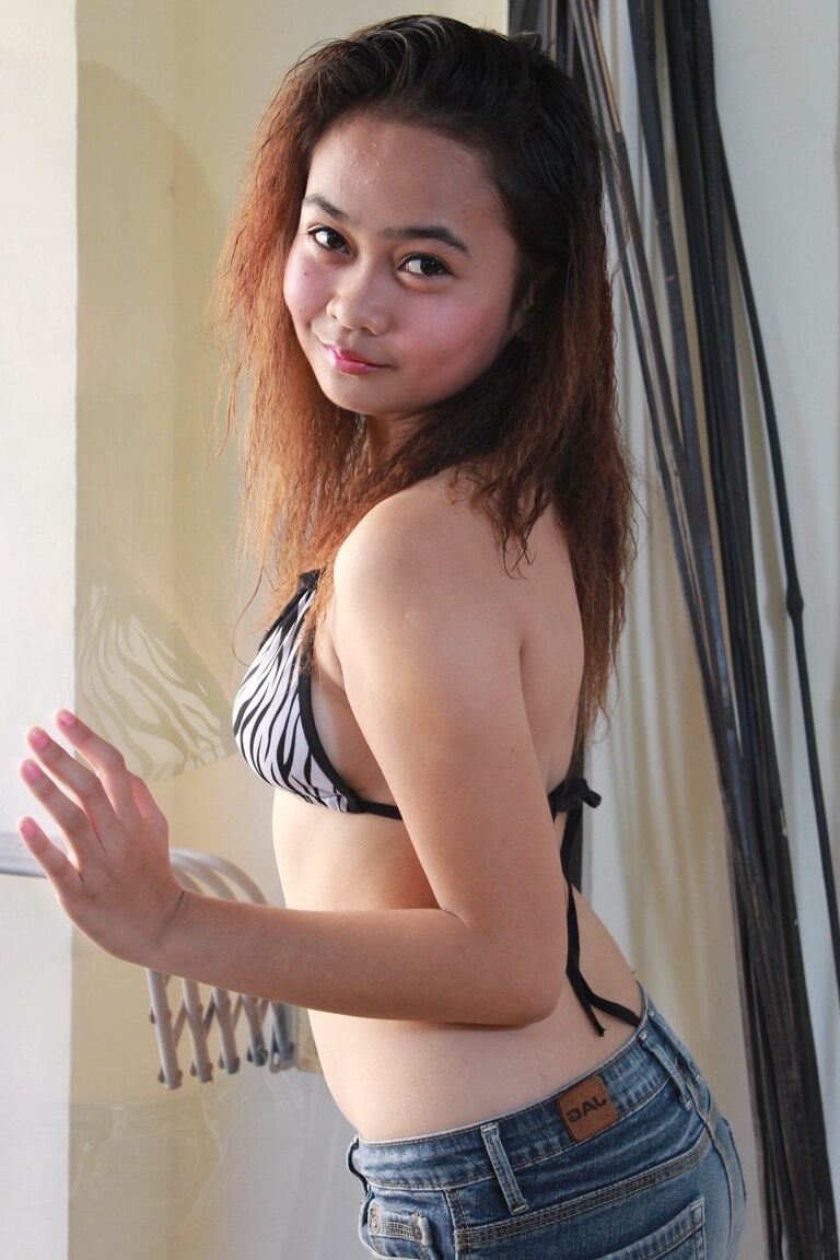 16P A jovem asiática Rochelle mostra sua buceta careca depois de um strip-tease