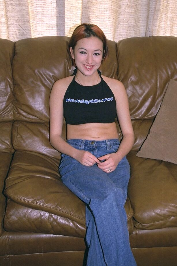 16P Hazel, amateur asiatique percé, exhibe ses aisselles poilues et sa chatte rasée de près.