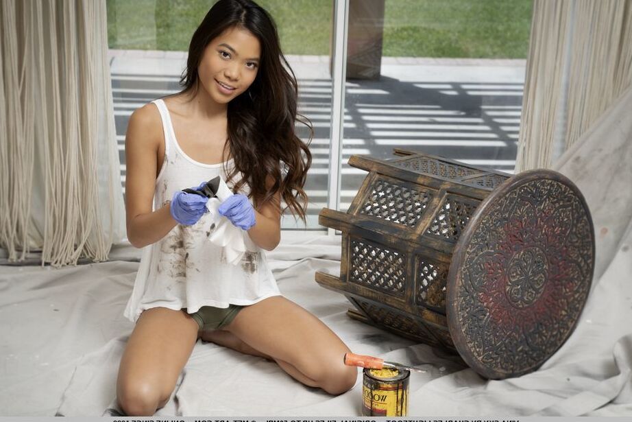 18P La joven asiática Vina Sky se desnuda completamente mientras restaura muebles