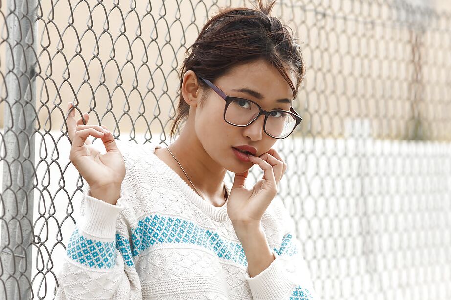 11P La adorable asiática Saki Kishima mostrando sus increíbles curvas al aire libre