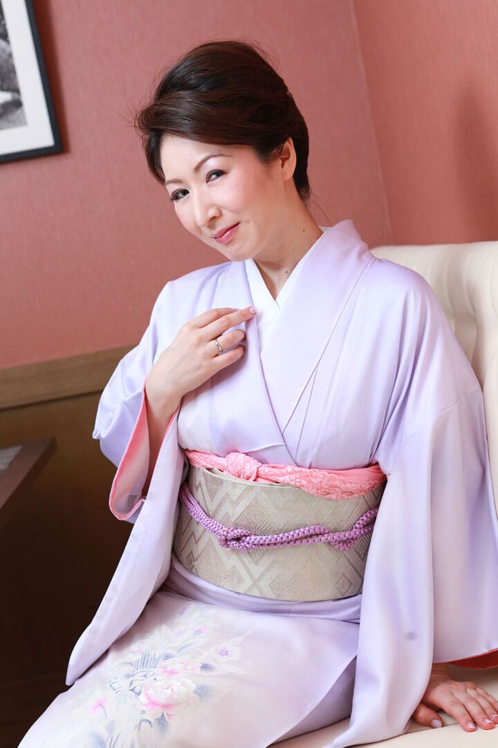 20P A deslumbrante senhora japonesa Hitomi Ohashi fica enlouquecida durante o sexo sensual