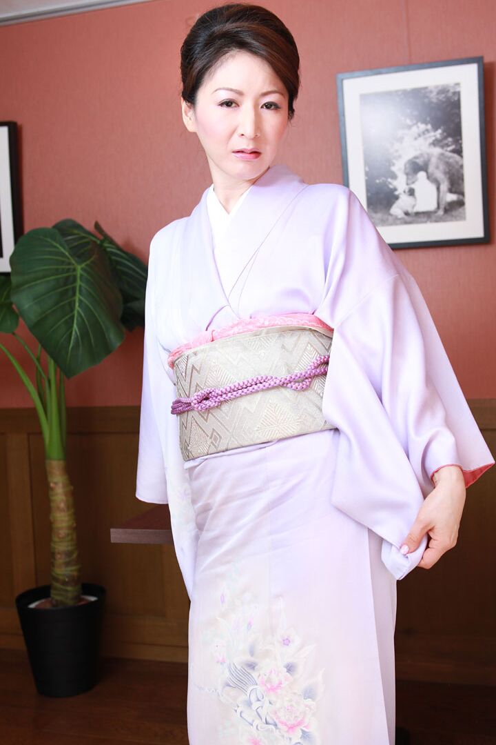20P A deslumbrante senhora japonesa Hitomi Ohashi fica enlouquecida durante o sexo sensual