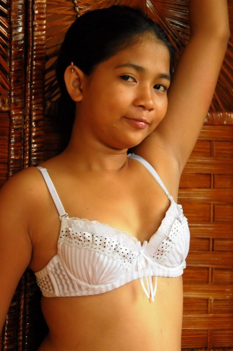 12P Joven asiática con tetas pequeñas da placer a su coño húmedo con un nuevo juguete sexual