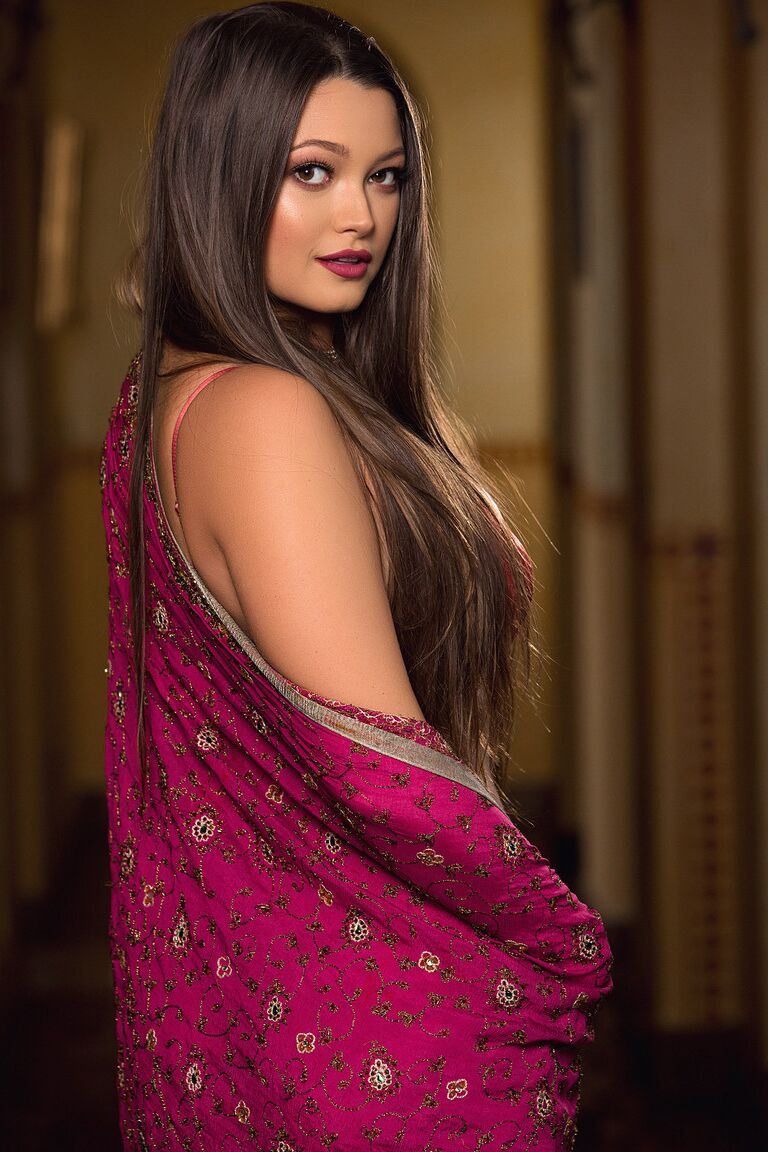 10P La exótica morena Chelsie Aryn posa con su sexy lencería roja